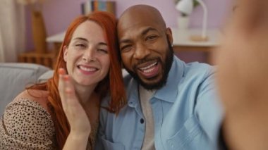 Çeşitli çiftler evdeki bir video görüşmesinde gülümsüyor, sevgi dolu ilişkilerini rahat bir oturma odasında sergiliyorlar.