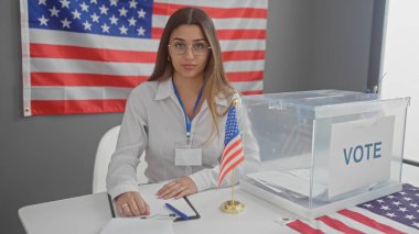 Genç bir İspanyol kadın, Amerikan bayrağı ve 