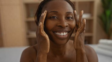 Kaplıca ortamında gülümseyen bir kadın, sakin bir iç mekanda güzellik ve sağlığını sergiliyor.