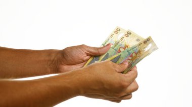 Romen lei banknotlarını tutan eller, beyaz arka planda izole edilmiş ve Romanya döviz kuru sergiliyor.
