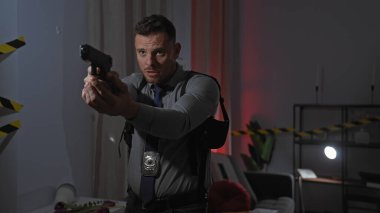 İspanyol bir adam, dedektif, dikkat bandı ve dramatik ışıklandırmayla bir suç mahallinin içine silah doğrultuyor..