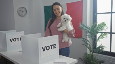 Meksika seçim odasında elinde bayrakla bir köpek tutan gülümseyen bir kadın.