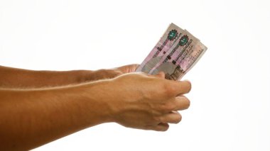 İzole edilmiş beyaz arka plan duvarı, mali, nakit, para, şahıs, para, para, banknot üzerinde el ele tutuşan Mısır sterlini