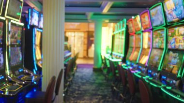 Las Vegas kumarhanesindeki renkli kumar makineleri hareketli ve heyecan verici bir oyun atmosferi yaratıyor..