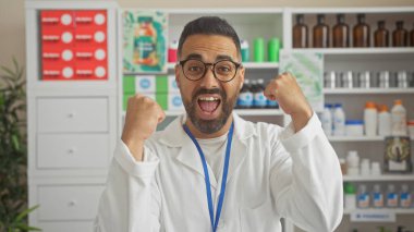 Modern bir eczanede başarıyı kutlayan heyecanlı İspanyol eczacı.