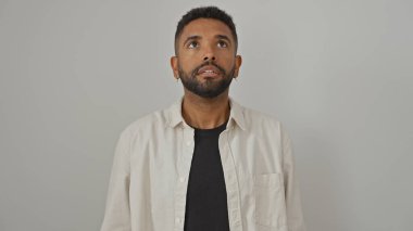 Sakallı, beyaz bir geçmişi olan yakışıklı, Afro-Amerikalı bir adam.