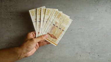Gri beton arka planda Danimarka kronu banknotları