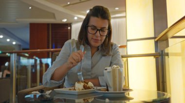 Kadınlar lüks bir barda pastanın tadını çıkarıyorlar, rahat ve genç bir İspanyol kadının zarif yemek deneyimini sergiliyorlar..