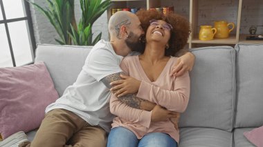 Sevecen, ırklar arası bir çift, kapalı bir koltukta rahat bir anın tadını çıkarıyor, sevgi ve mutluluk yayıyor..