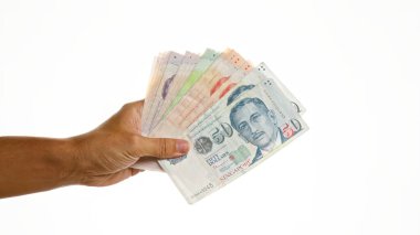 Beyaz arka planda el ele tutuşan Singapur doları, pervane açılışında izole edilmiş Singapur para birimi..