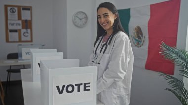 Beyaz önlüklü gülümseyen bir kadın Meksika bayrağının olduğu bir odada Meksika 'ya demokratik katılımı sembolize ediyor..