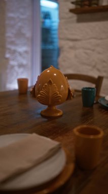 İtalya 'nın iç kısımlarında seramik sofra takımı, peçeteler ve dekoratif elementlerin yer aldığı ahşap masa seti ile sıcak ve davetkar bir atmosfer oluşturan samimi bir İtalyan restoranı..