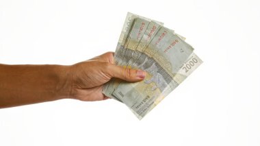 Beyaz arka planda izole edilmiş birden fazla Endonezya rupiası var.