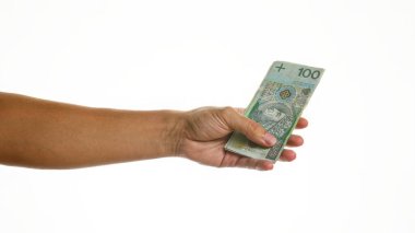 İzole edilmiş beyaz bir arkaplan karşısında paralar el ele tutuşuyor.