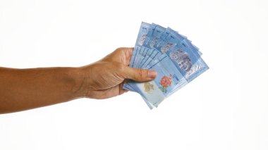 Beyaz bir arkaplanda izole edilmiş, uluslararası para değişimi ve finansal kavramları sergilenen mavi Malezya ringgit para birimi notaları.