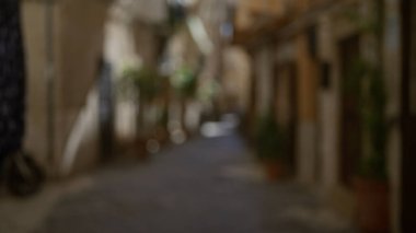 Bulanık bir arka plan gösteriyor ki Bari, İtalya 'da dar bir açık sokak Puglia, Avrupa' da tarihi binalar ve bitkiler sıcak bir atmosferi çağrıştırıyor..