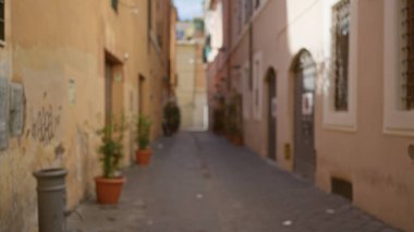 Roma 'da dikkati dağılmış sokak sahneleri, tarihi mimari ve canlı kentsel yaşamla dolu bulanık eski kasaba sokaklarını gözler önüne seriyor..