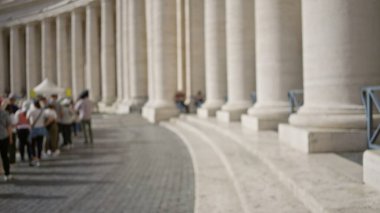 Güneşli bir günde İtalya 'yı ziyaret eden insanları bulanık bir arkaplan ve mimari sükunetle resmeden, Vatikan' daki sütunlarla dolu kalabalık.