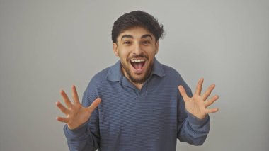 Sakallı neşeli genç bir adam izole edilmiş beyaz bir arka plan için heyecanını dile getiriyor..