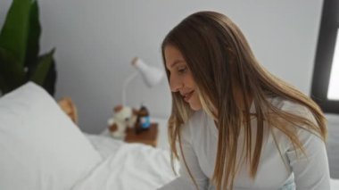 Anne kızıyla samimi yatak odasında bağ kuruyor. Sevgi ve samimiyet sergiliyor. Huzurlu bir evde kadın ve bebeği rahat bir yatakta birlikte sunuyor..