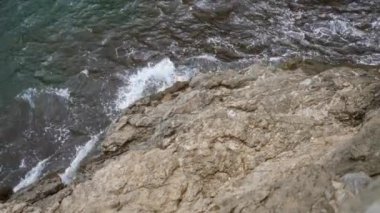Denizin üzerinde dalgalar kıyıya vuruyor Cala Deia, Mallorca, İspanya 'da