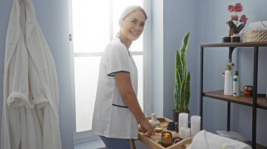 Kadın güzellik uzmanı bir sağlık merkezinde spa tedavisi için hazırlanıyor.