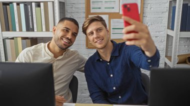 Ofiste selfie çeken erkekler profesyonel ve dost canlısı bir ortam sergileyerek iki iyi giyimli erkek iş ortağıyla birlikte gülümsüyor..