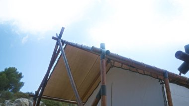 Temiz bir gökyüzünün altında, Afrika çölünde basit bir bambu çadırı, doğada bir macera kamp deneyimi sergiliyor..