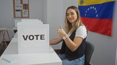 Venezuela 'da bir seçim üniversitesinde genç ve çekici bir kadın oy verirken, katılım ve vatandaşlık görevlerini vurgularken bir onay işareti gösteriyor..