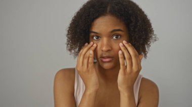 İzole edilmiş beyaz bir arka planda kıvırcık saçlı güzel Afro-Amerikalı kadın..