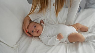 Anne, sevimli yeni doğan çocuğa dokunur. Yatak odasında rahat bir şekilde uzanır. Evde çocukluk anılarını gözler önüne serer..