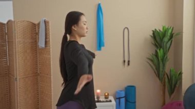 Genç, kadın, pratik, yoga, kapalı, A, spor, merkez, yoga, minder, ve, egzersiz, toplar, etrafta