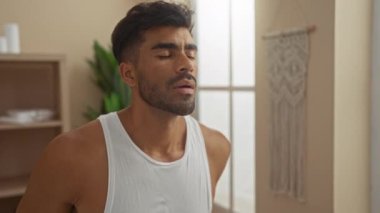 Genç bir adam, huzur dolu bir ortamda huzur içinde bir sağlık merkezinin içinde dinleniyor.
