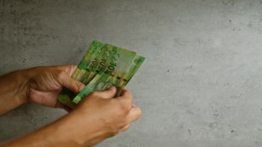 Finansal işlemleri gösteren somut bir arkaplan karşısında Güney Afrika 'dan gelen rantları sayan eller