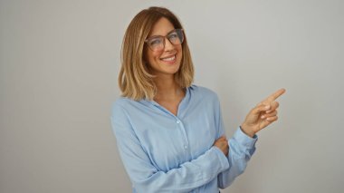 İzole edilmiş beyaz bir arka planda gülümseyen genç bir kadın.