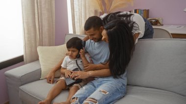 Aile, oturma odalarında eski bir telefonla kaliteli zaman geçiriyor. Bir adam, kadın ve çocuğu rahat bir evde bir araya getiriyorlar.