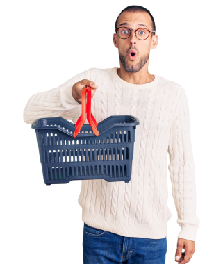 Elinde şeffaf arka planda alışveriş sepeti tutan şok olmuş bir adamın portresi.           