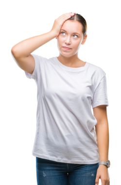 Genç, güzel, esmer bir kadın, günlük tişört giyiyor ve şeffaf bir arkaplan üzerinde kafası olan bir kadın.