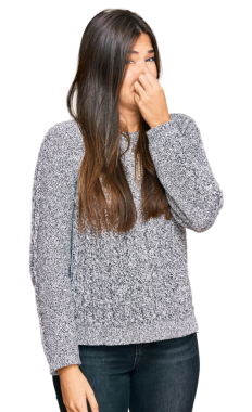 Saydam arka planda süveter kokan şok olmuş genç bir kadının portresi.           