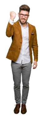 Şeffaf arka planda yumruğunu gösteren mutsuz genç adamın portresi.    