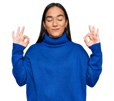 Gündelik kıyafetler giyen genç İspanyol kadın şeffaf arka planda parmakları olan meditasyon jestleri yapıyor.