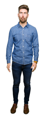 Şeffaf arkaplanda komik yüzlü komik genç bir adamın portresi    