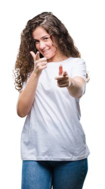 Orta yaşlı İspanyol kadın seni işaret ediyor ve şeffaf bir arkaplanda gülümsüyor.