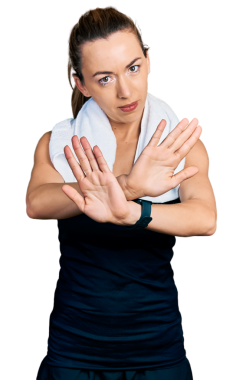 Kafkasyalı genç bir kadının portresi şeffaf arka planda dur hareketi yapıyor.