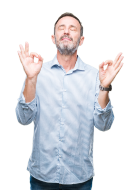 Orta yaşlı bir adamın portresi şeffaf arka plan üzerinde meditasyon yapıyor.