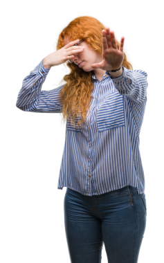 Şeffaf arka planda yüzü örten stresli kızıl saçlı bir kadının portresi.    