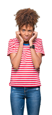 Genç, güzel, Afro-Amerikalı bir kadın şeffaf arka planda kulaklarını kapatıyor.