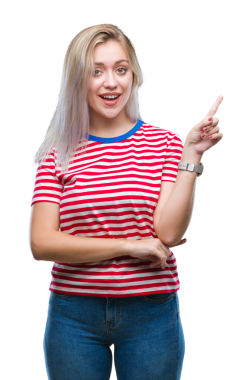 Genç sarışın beyaz kadın gülümsüyor ve saydam arkaplanda fotokopi alanı gösteriyor.