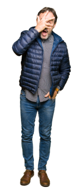 Şeffaf arkaplanda yüzünü örten orta yaşlı bir adamın portresi