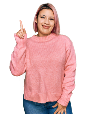 Pembe saçlı, gülümseyen ve şeffaf arkaplanı işaret eden beyaz bir kadının portresi.